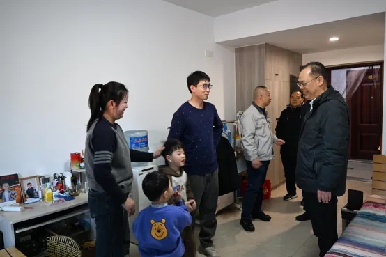 公司領導受李玉田董事長委托并代表董事長慰問節日期間堅守崗位的一線員工